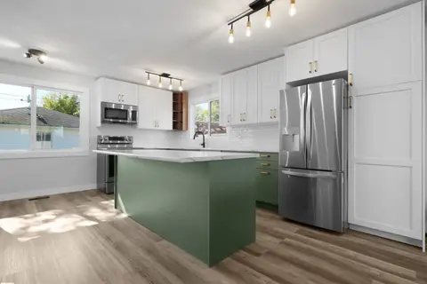 16 THOMPSON CR