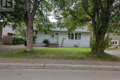 32 DUNDAS Street