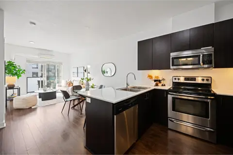 416 20460 DOUGLAS CRESCENT