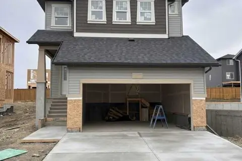 147 Vantage Crescent SW
