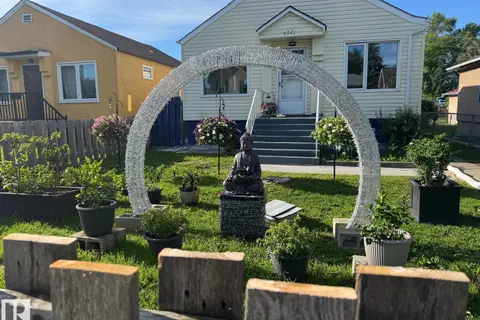 9221 110 AV NW