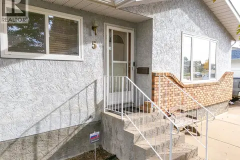 5 Stapeford Crescent SE