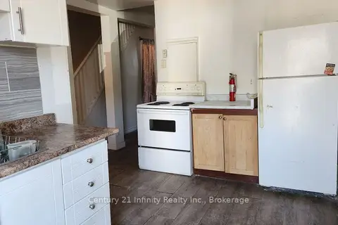 134 Simcoe Street S 2