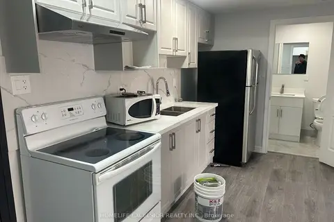 3 Simcoe Street S Unit 3