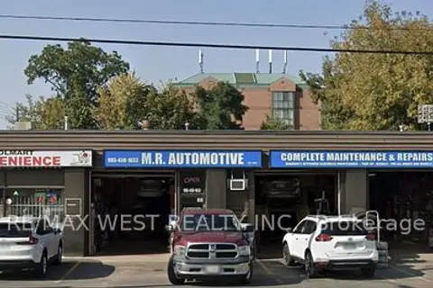 300 Dundas Street E