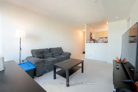 8 Lee Centre Drive 915