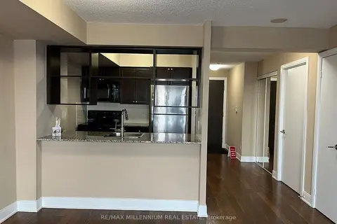 135 Village Green Square 2621