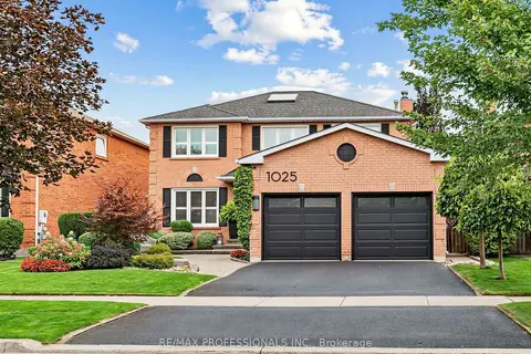1025 Moorelands Crescent