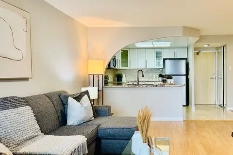 7601 Bathurst Street 402