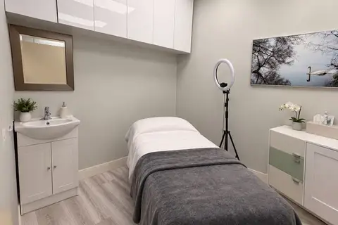 1480 Major MacKenzie Drive W E06 - Room 2