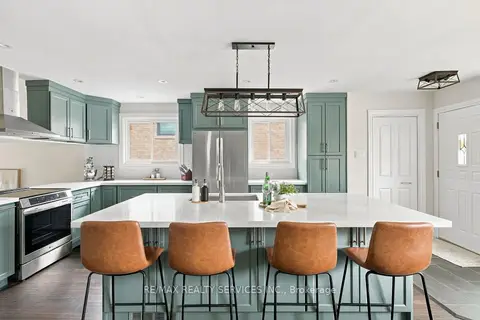 37 Maple Avenue W
