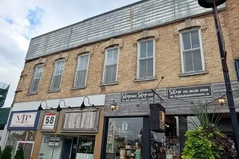 58 Brock Street W U205