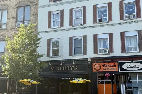 82 Dunlop Street E