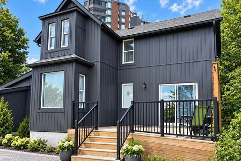 253 Dunlop Street E