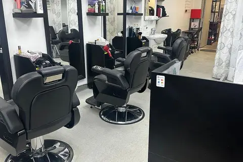 32 Dundas Street E 2