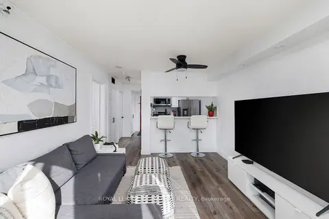 880 Dundas Street W 909