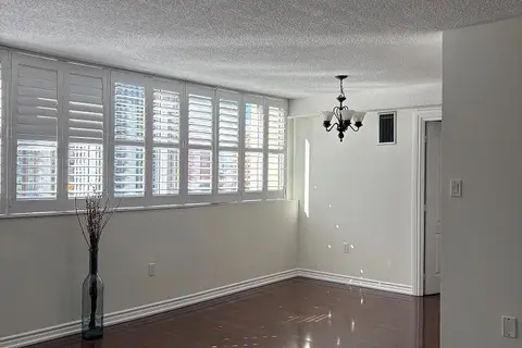 3590 Kaneff Crescent 1105