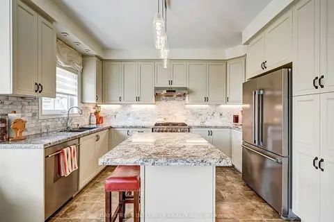 537 Stream Crescent