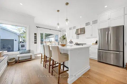 2592 Castle Hill Crescent