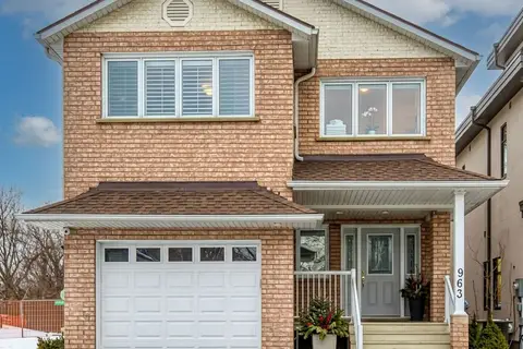 963 Hampton Crescent