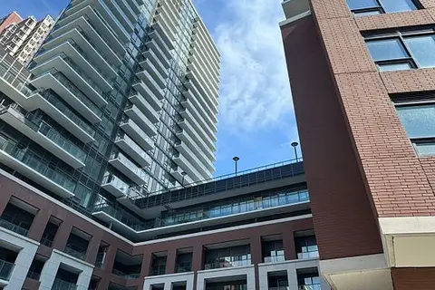 4010 Eglinton Avenue W 818