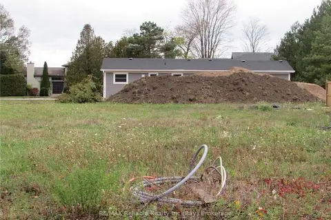 28 THIMBLEWEED Drive