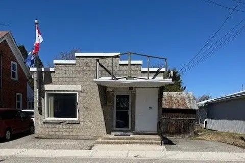 8 Main Street N