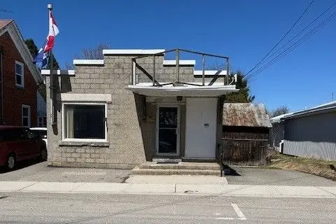 8 Main Street N
