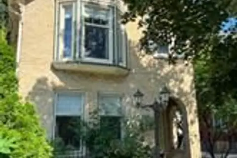 552 Adelaide Street N