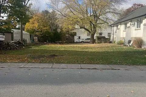 W/S Fielden Avenue