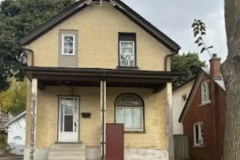 138 Courtland Avenue E