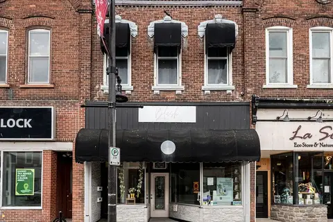 48 Dundas Street E