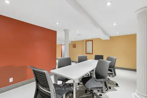 19 KING Street E B