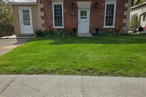28 Booth Street N