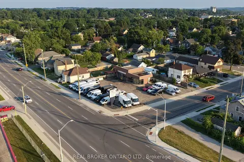 362 Dundas Street N