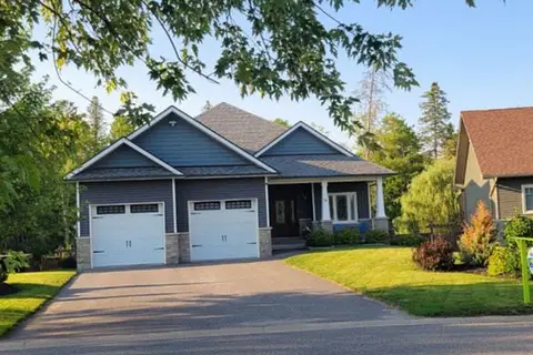 16 Woodstream Drive W