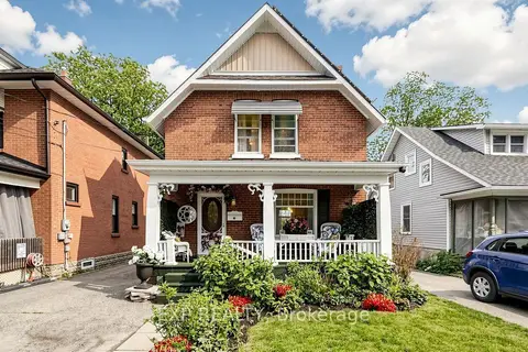 28 Simcoe Street