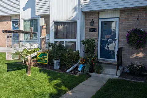 255 Lansdowne Avenue 5