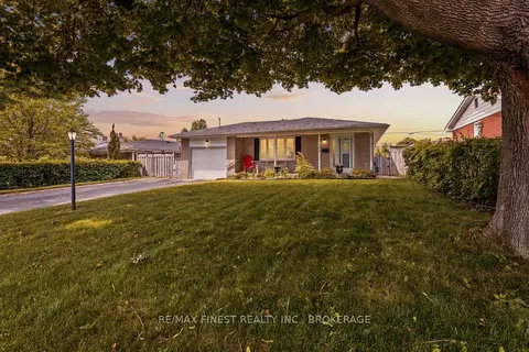 746 Laidlaw Crescent