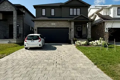 1458 Wright Crescent