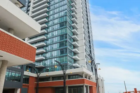 15 Wellington Street S 708