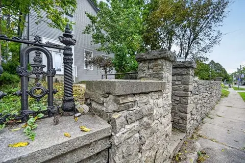 716 King Street W
