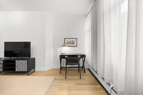 161 Laurier Avenue W 808