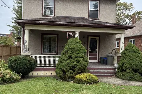 63 Carleton Street S